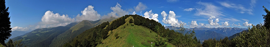 Dal Passo Bacianorti (1541 m) panoramica verso la Val Taleggio a sx col Pizzo Baciamorti e le Orobie a dx